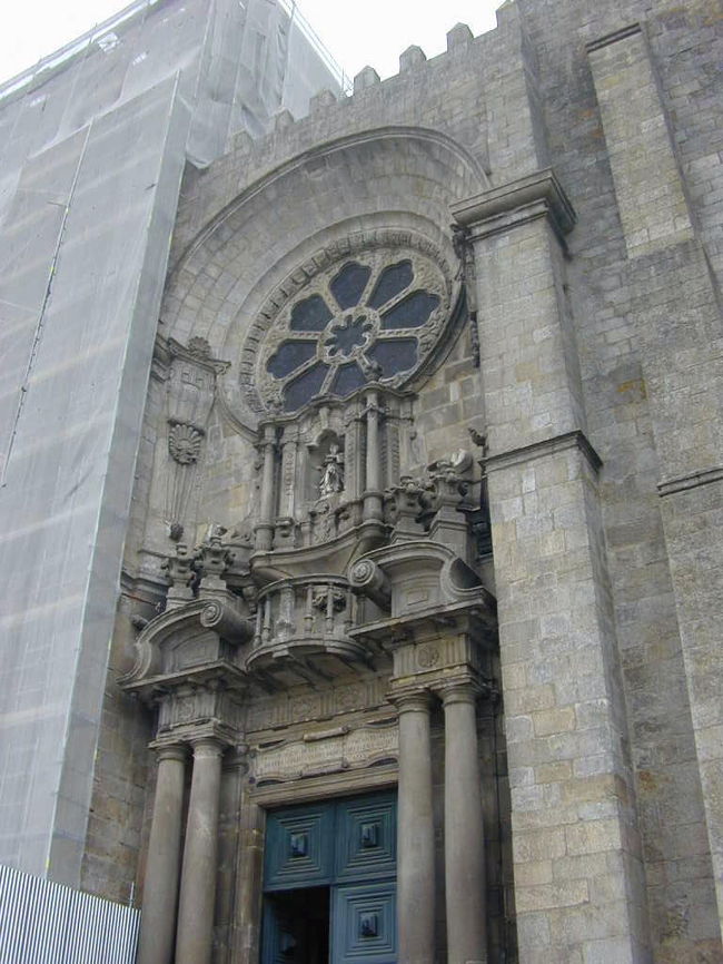 ポルト大聖堂の正面です。