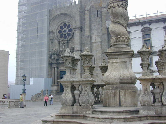 ポルト大聖堂前の広場です。