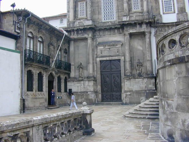 サン・フランチェスコ教会の入り口です。この教会の中はとても絢爛豪華で人骨も地下に置いてあります。