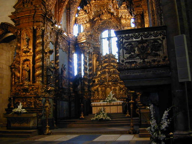 サン・フランチェスコ教会の内部は絢爛豪華なものです。