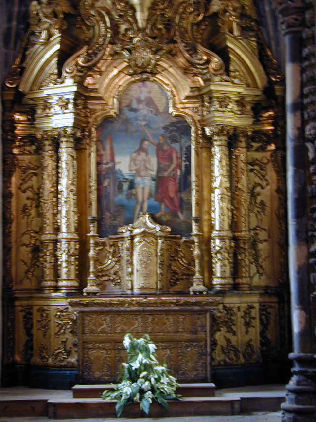 サン・フランチェスコ教会の内部は金ピカと言えます。当時のお金持ちが寄贈したそうです。