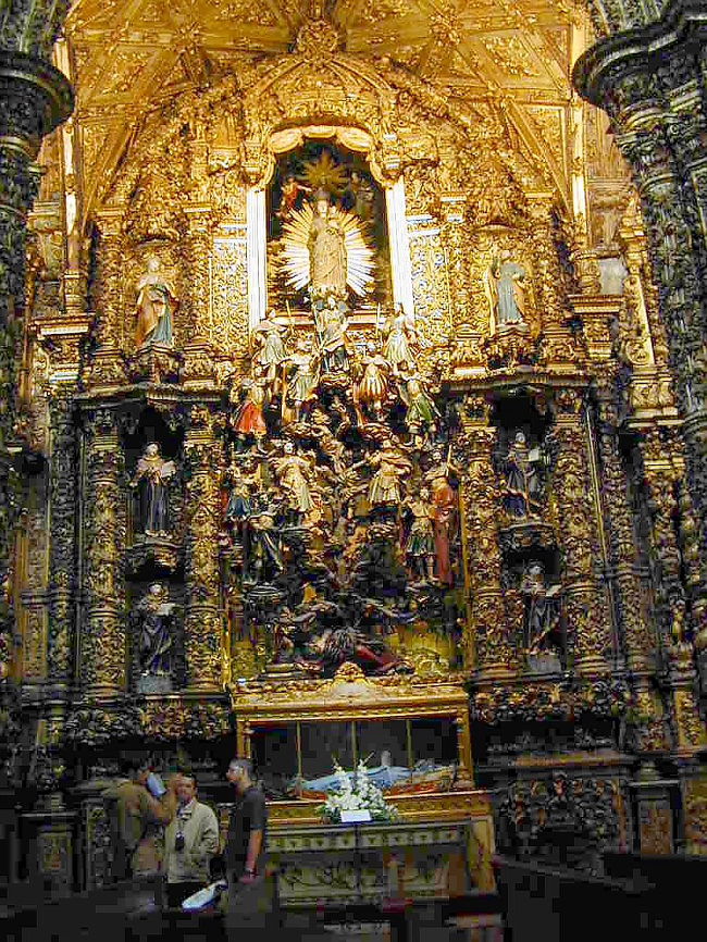 サン・フランチェスコ教会の内部は、当時の金持ちが２００ＫＧの金を寄贈したとのことです。