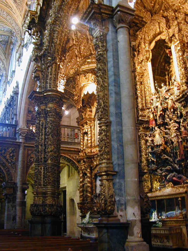 サン・フランチェスコ教会内部は豪華そのものです。