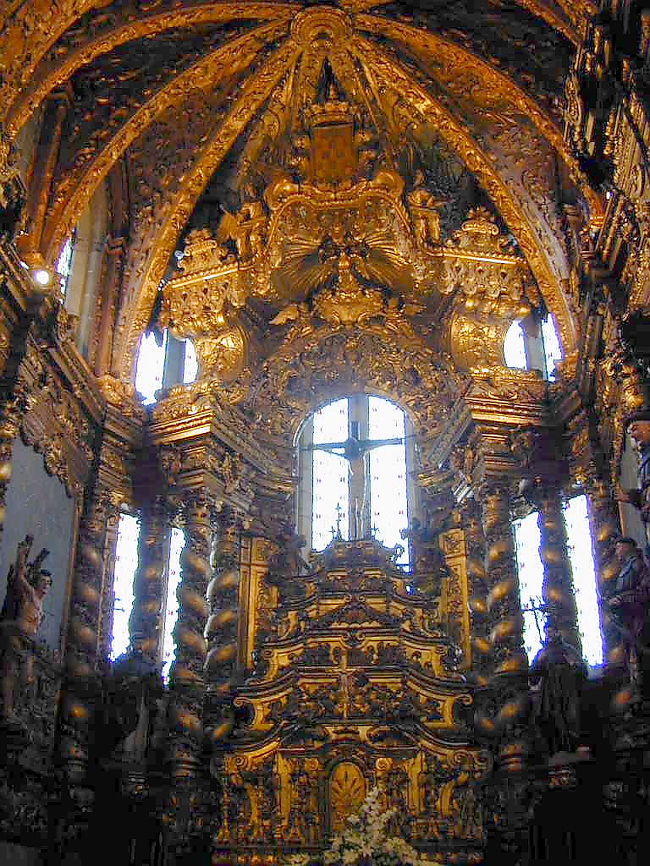 サン・フランチェスコ教会の天井にも金箔があります。