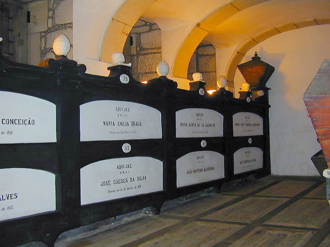 サン・フランチェスコ教会の地下のお墓で、「戒名？」も見られます。