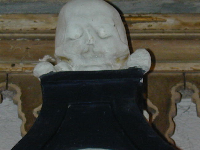 サン・フランチェスコ教会の地下のお墓です。頭蓋骨は偽者だそうです。