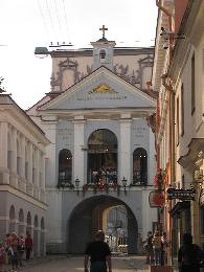 夜明けの門をくぐって振り返ると・・