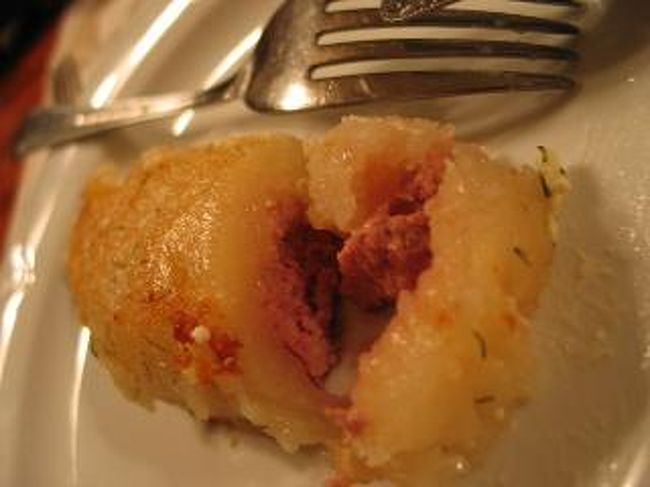 もちもちしたじゃがいも（じゃがいも餅みたいな）中にコンビーフのようなもの、ソーセージ？が詰めてあります。