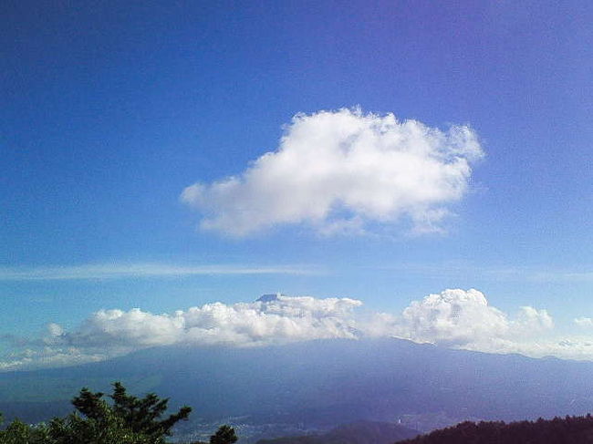 歩き始めて２時間余り<br /><br />雲の間からかすかに富士のお山が頭だけ