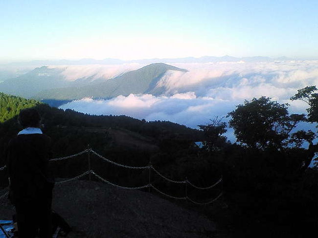 雲海にそびえ立つ富士、<br /><br />やはり日本一の山と言う言葉しか出てこない<br /><br />立ち去り難いほどの美しさでした！<br />
