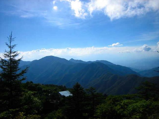 右の方向に目をやれば南アルプスの山々と八ヶ岳の大パノラマが展開しています。