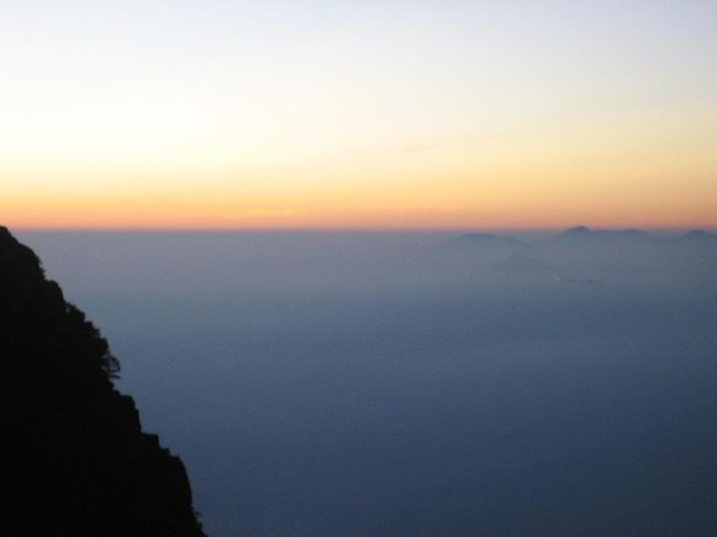 少しずつ周囲が明るくなってきて