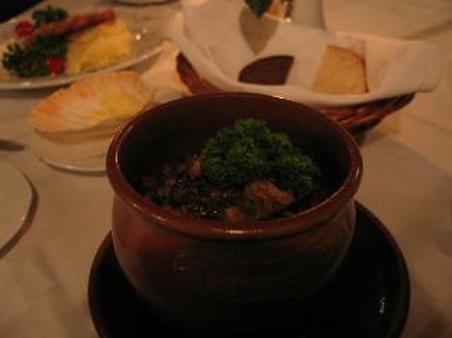 黒豆のお料理。地元の名物。<br />ズィルニという名前。<br />茹でた黒豆にソーセージが入っている。<br />