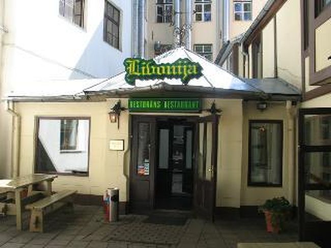 レストランの前