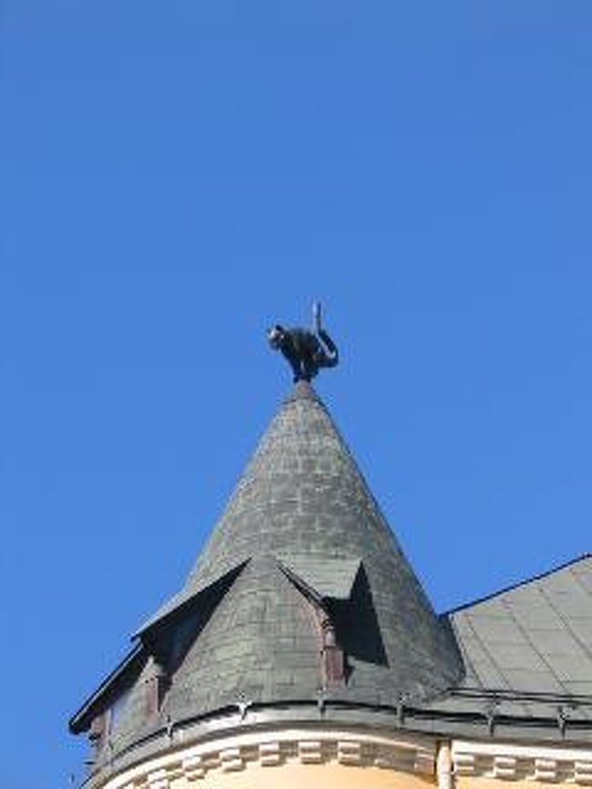 猫の家<br />ドイツ人の不公平からギルドに加盟できなかったラトビアの商人が怒って、ギルドに猫の尻を向けさせた・・というお話です。