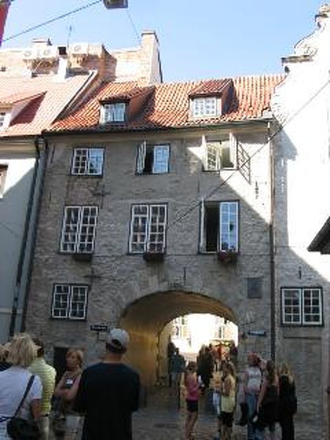 スウェーデン門<br />昔、リーガの娘は、スウェーデン人と会うことは認められていなかったが、一人の少女が恋におちた。<br />その見せしめ？？に門の壁に塗りこめられてしまった。<br />それ以来、夜・・女のすすり泣きが聞こえるとか？