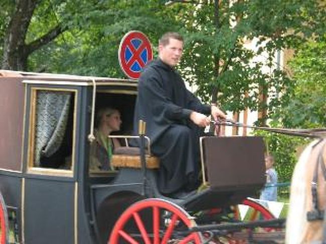 お祭りっということで、こんな風に中世の出で立ちで、馬車も行き交っています。