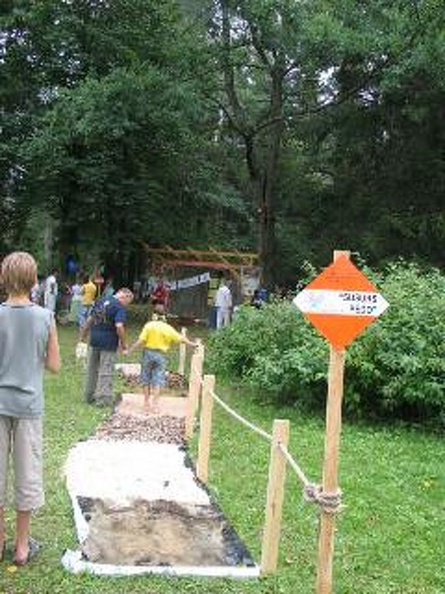 ここは、子供ゾーンで、<br />目隠しをされた子供が、木のチップの上や熊の毛皮の上を歩いて、ドキドキ？？するゲームです。