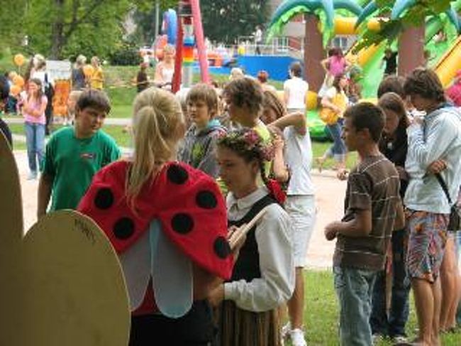 仮装している子供もたくさんいます。<br />この子は、後姿ですが、てんとう虫です。