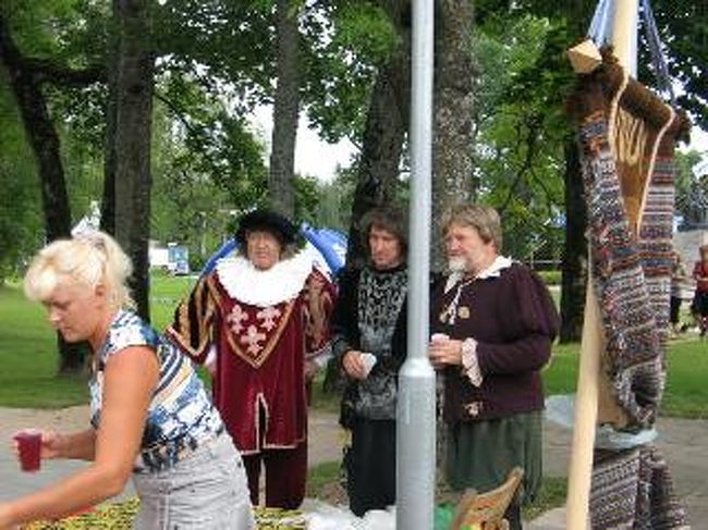 なにやら、飲んでいるおじさんたちですが〜、あの衣装は、暑いと思います。（がんばってますね〜）