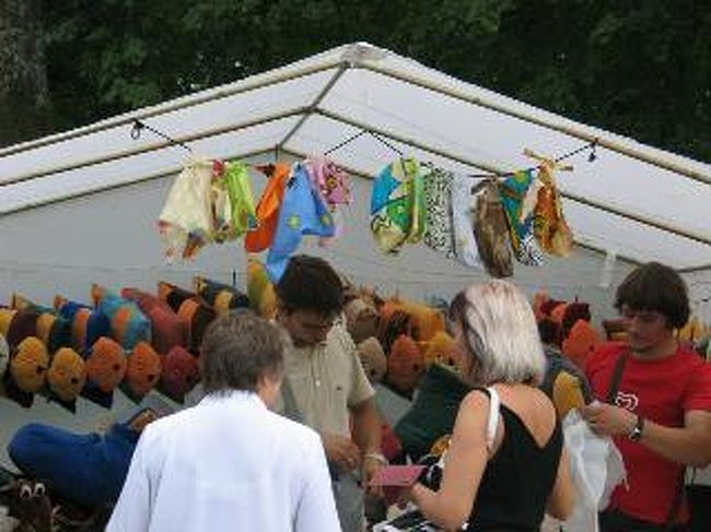 お店のブースもたくさん出ています。<br />見ると、どれも欲しくなります。