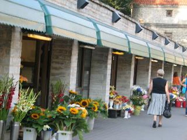 お花の大好きなエストニア人です。<br />たくさんのお花屋さんがあります。<br />旧市街地の始まりは、お花屋さんから