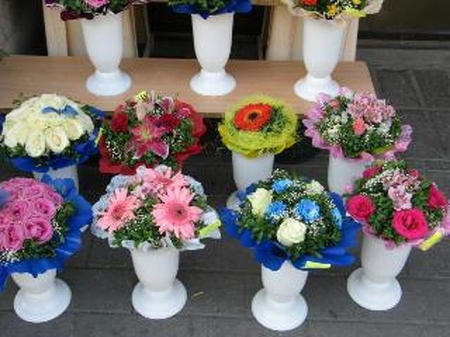 こんな風にアレンジメントのお花もたくさん売っています。どれも、５００〜６００円くらいです。