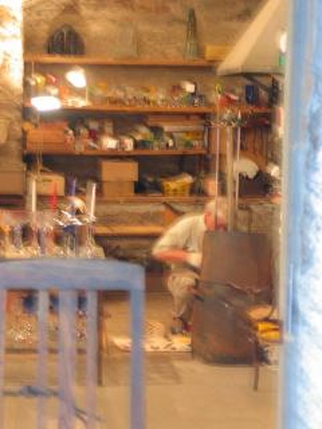 おじいさんがガラスを作っています。商品は、すべてハンドメイド！