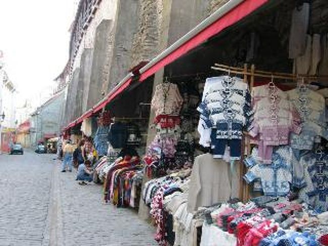 セーターの門<br />城壁に沿って、セーターのお店が連なっています。<br />唯一、値切れるお店？？？