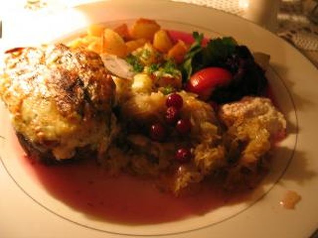 豚肉をﾁｰｽﾞと共にローストしてあり、香ばしくて美味しかったです。木の実のソースも合いました♪<br />これで、１７００円くらい。