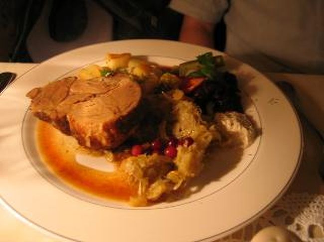 茹でた豚肉をザワークラウトや赤カブのソースでいただく、さっぱりした一品。こちらは、１５００円くらいです。