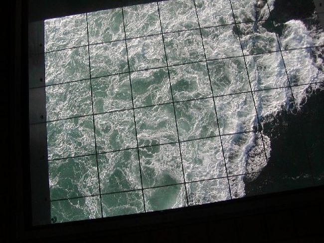 大鳴門橋の橋桁にある遊歩道「徳島県立渦の道」から見下ろした鳴門海峡