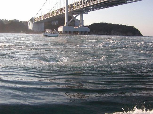 大鳴門橋と渦潮