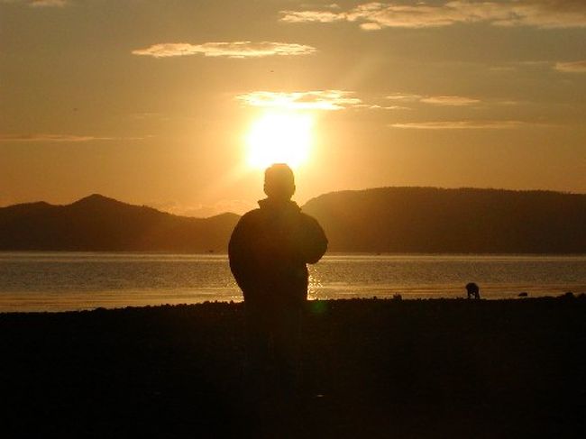 干潮時に島と陸続きになるエンジェルロード（天使の散歩道）にて