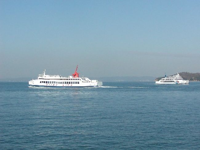 高速艇とすれ違うフェリー（小豆島→高松）