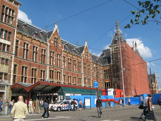 アムステルダム中央駅（オランダ）<br /><br />いつもの乗り継ぎ都市・アムステルダム<br />毎回この中央駅前で写真をとってしまいます。<br />いつまで工事やってるんだろ。<br /><br />アムスは夏でも長袖の人がいますね。<br />涼しいのはいいけどね。