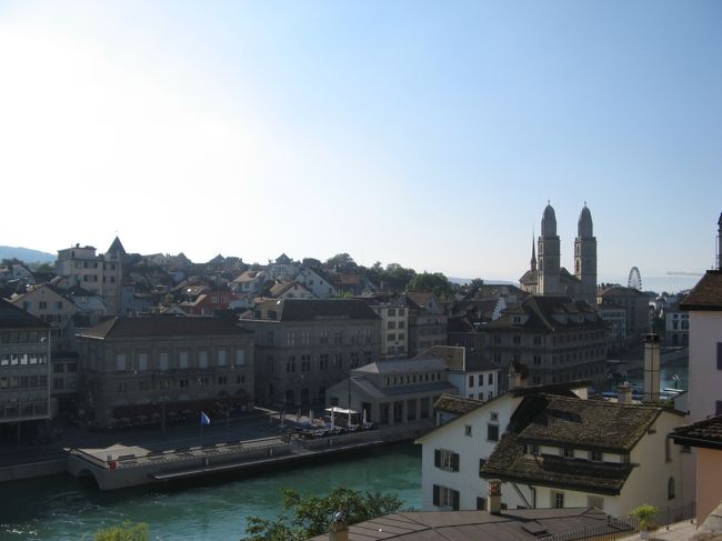 チューリッヒ　リンデンホフの丘からの眺め<br /><br />ホテルは駅前の「ホテルリマトホフ」を利用。<br />重いスーツケースをごろごろ引いても5分以内。<br />アスファルトで歩きやすい。<br />朝食が、パン２つのみでハムなどついていないのが残念でした。<br /><br />リンデンホフの丘で出会ったドイツ人のおばちゃん2人は、なんとドイツから300マイル自転車に乗ってきたそう。<br />そんな風に見えない普通のおばちゃんなのに。<br />パワーが違うな！<br /><br /><br /><br />