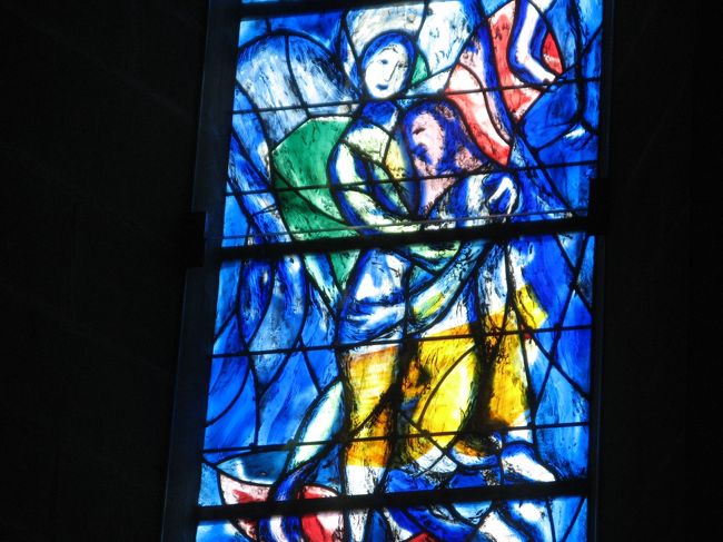 チューリッヒ　フラウミュンスター（聖母教会）　<br />シャガールのステンドグラス<br /><br />壁一面に、シャガールの独特の絵がステンドグラスとなっている。<br />確か南仏のシャガール美術館にも似たような雰囲気の作品があったような。。。<br /><br />この教会の、川を挟んで向かいにはグロスミュンスターがあり、こちらではジャコメッティのステンドグラスが見られます。<br />塔にのぼり、チューリッヒの街並みを見下ろしました。