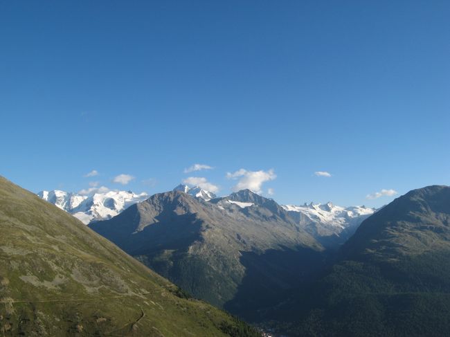 サンモリッツ　ムオタスムラーユ展望台より<br /><br />チューリッヒでスイスセーバーパスを有効にしてもらい、<br />クール経由で3時間半。<br />サンモリッツ着。夕方5時頃。<br /><br />18：03発のバスでプントムラーユ下車→展望台へ。<br /><br />遠くに雪をかぶった山々が見える。<br />どの山がどの山か、イマイチ分からず・・・<br /><br />この時間帯は、帰りのバスがほとんどないので<br />時刻表要チェック。<br />私達は行きは?番バス、帰りは?番バスでサンモリッツスクールプラッツで下車しました。<br />とことこと急坂を歩いて降り、もう今日は疲れてしまったので、まだあいてた駅構内のお店でゲットしたパンやお菓子で夕食代わりにしました。