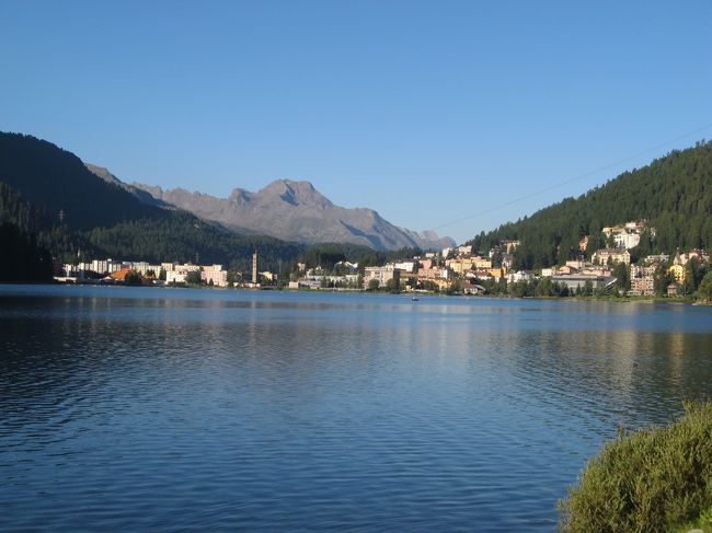 サンモリッツ湖<br /><br />朝食後、列車の出発時刻までサンモリッツ湖沿いを散歩。<br />湖は朝の澄んだ空気のなか、とても美しく輝いていました。<br /><br /><br />ホテルは駅の目の前、「ホテル　ベラバル」<br />窓から湖が見えるとてもいいお部屋でした。<br />宿のおじさんも、昨日のムオタスムラーユへの行き方など<br />ていねいに教えてくれたし。<br /><br />