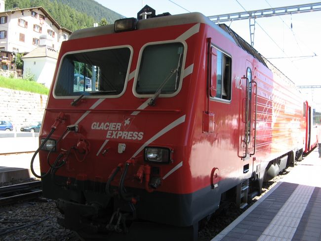 氷河特急（サンモリッツ→クール→ツェルマット）<br /><br />朝9時〜夕方5時までの長時間。<br />念願の氷河特急でスイスの景色を楽しみました。<br /><br />予約しておいたパノラマカーは、日差しが強くて暑かったけど、<br />右も左も青空も、よく見える！<br />ツェルマット到着直前には、アルプスの山並みがぐんぐん近づいてきて感動！