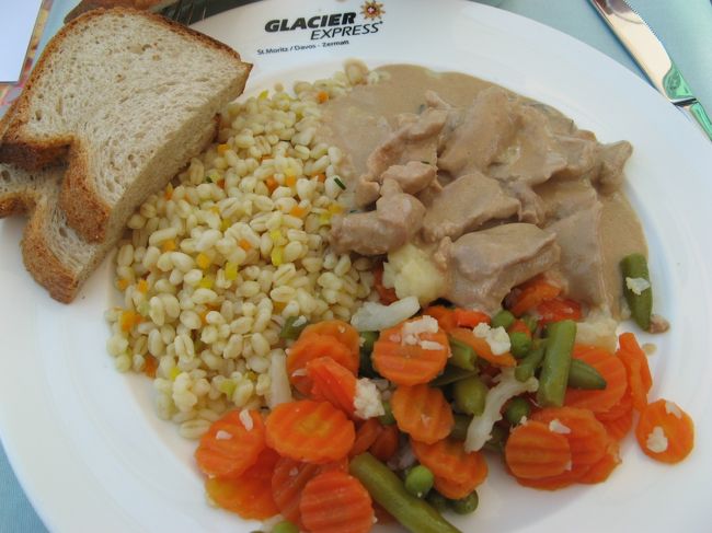 氷河特急　ランチ<br />Today's special　のサラダ・デザートなし<br /><br />氷河特急に乗り込むと、メニューが配られます。<br />しばらくするとオーダーを取りに来るのです。<br />駅でサンドイッチを買っておいたにもかかわらず、<br />どうしても誘惑に勝てず、オーダーしてしまいました。<br /><br />乗車席のテーブルに白いクロスをかけてくれ、<br />テーブルセッティング。<br />おかわりができるし、お味も良かったで〜す。<br /><br />