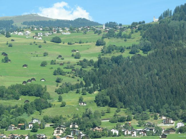 氷河特急　車窓から<br /><br />ハイジの世界のような草原がひろがったり、<br />山や川、自然いっぱいの眺めがひろがります。