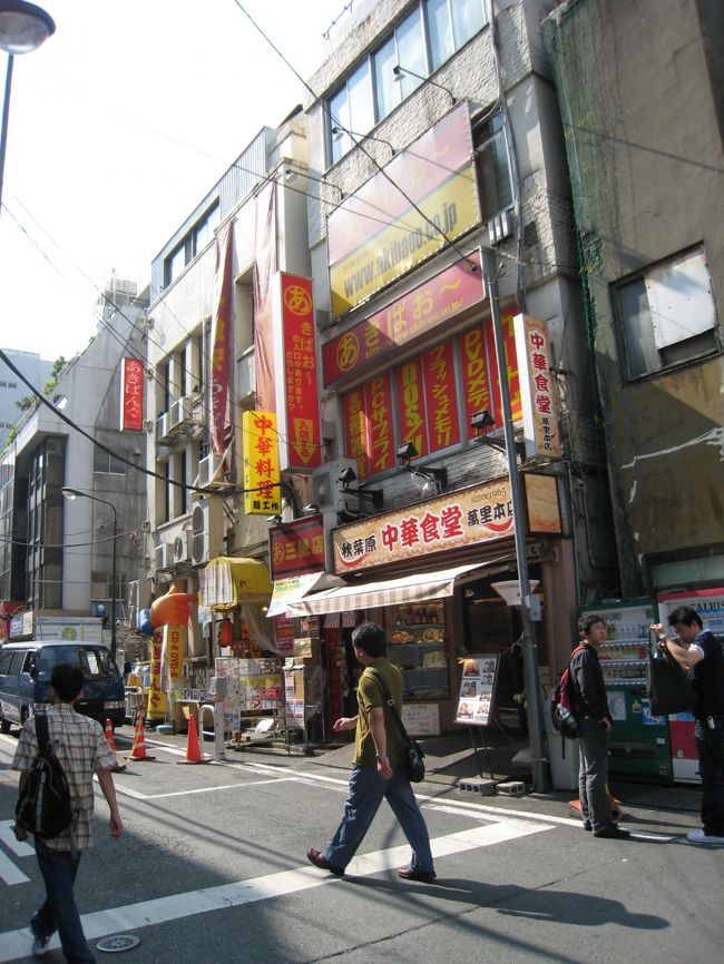 ここは香港といっても差支えないカラーリング。