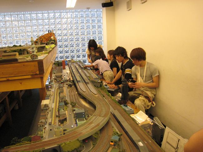 初心者のお姉さんに電車の動かし方を教えてあげるたか坊。お兄さんに教えるよりちょっと親切です。<br />イケメンだね、と言われてちょっと照れた。