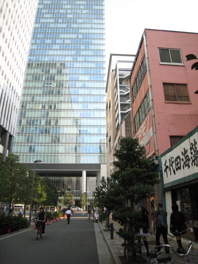 近代的なビルのわきには千代田海藻店。<br />ここでも時代は錯綜している。