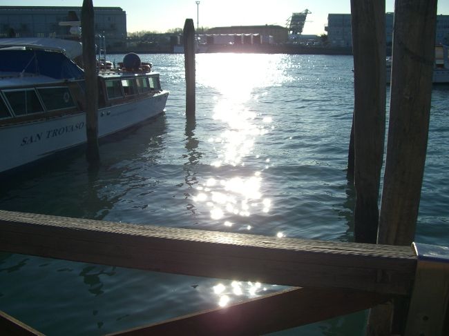 ホテルから船乗り場へ移動しました。<br />とてもいい天気に恵まれ、朝日が海に反射するほど眩しい朝です。