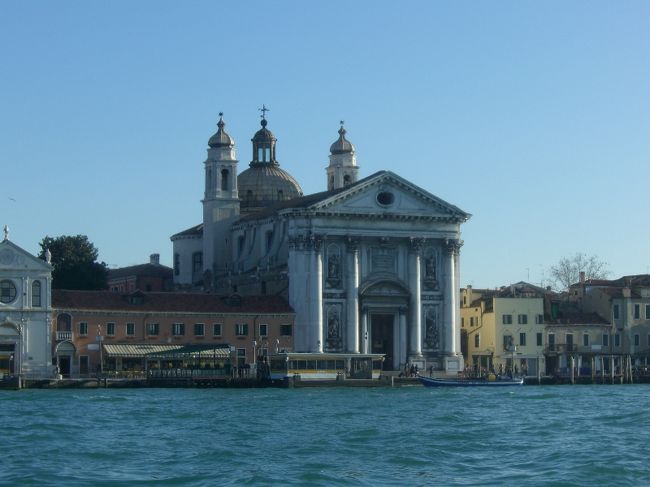 船で移動している途中に見える風景です。<br />海のすぐ近くにこのような建物がいっぱいあります。