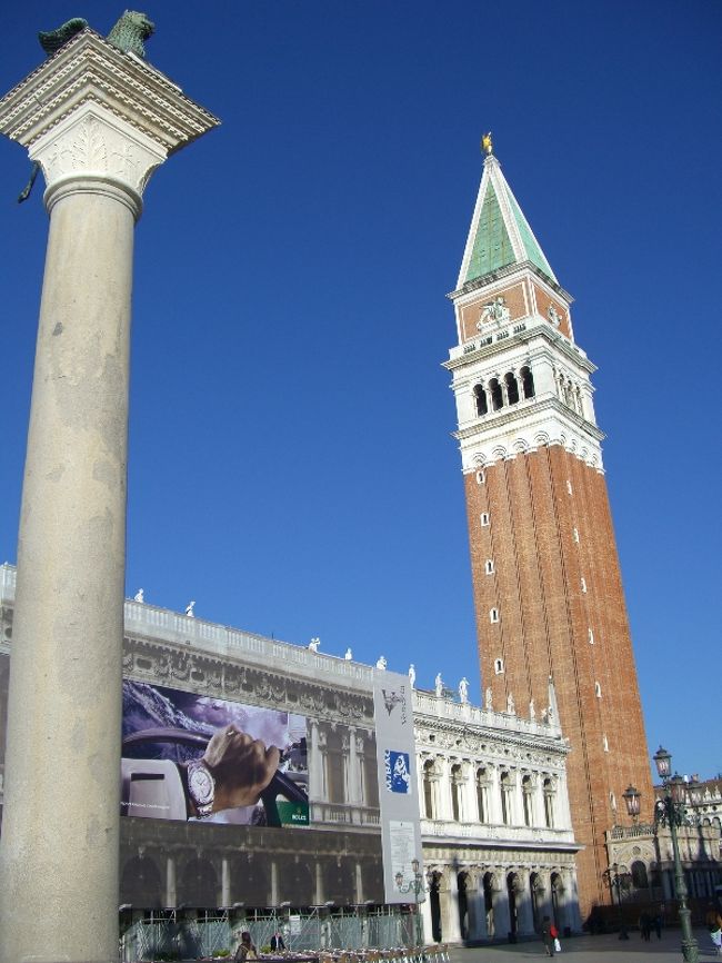 サンマルコ広場の大鐘楼です。<br /><br />今回ツアーで参加したのですが、現地のガイドの方がマイクを使って説明してくれます。<br />他のツアーの人も受信機を使って説明を聞いていますが、たまに混信して他の人の説明が入ってきます。<br />その混信の電波に聞こえてきたのは「ここはサンマルコ広場です」「私の名前はイチマルコ、ニマルコ、サンマルコです」と、現地の人が日本語でおばちゃんたちに説明していました。