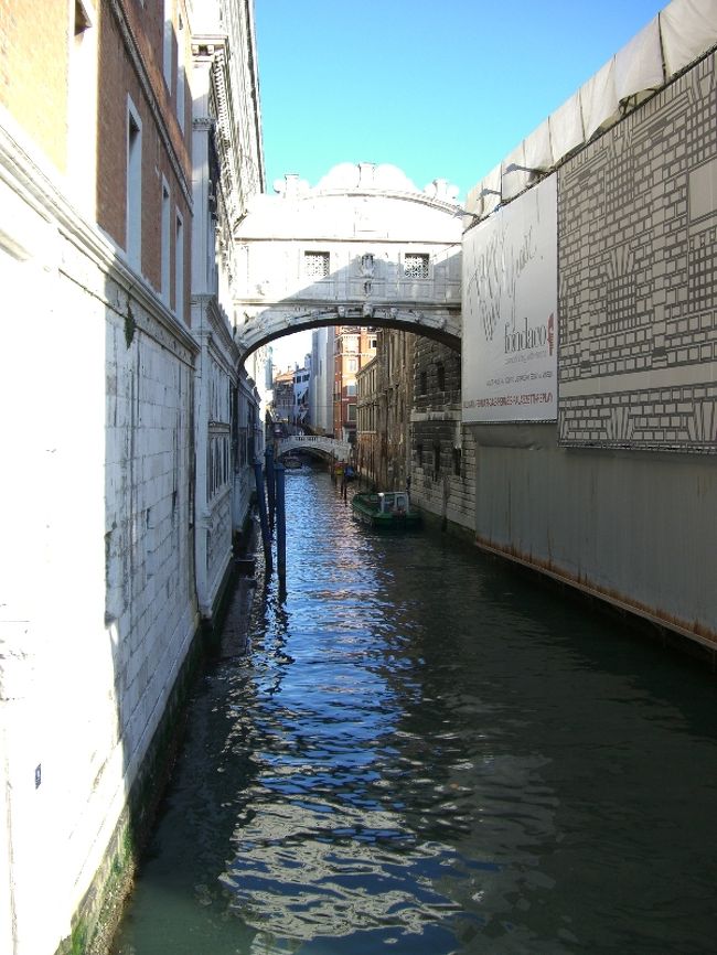 有名なため息橋です。<br /><br />ロマンチックなイメージがありますが、実は牢獄から運河を挟んで反対側の処刑地に引かれていく囚人達が、この世との別れを惜しんでここでため息を漏らしたことから付けられたそうです。